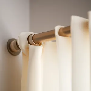 Jaka odległość karnisza od ściany