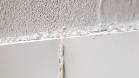 jaki klej do paneli winylowych na ścianę