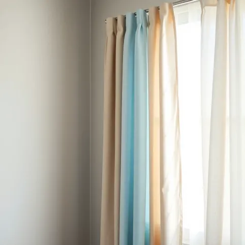 Jaki kolor zasłon do jasno szarych ścian