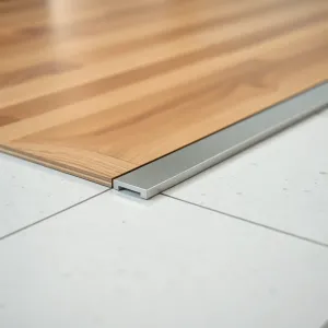 Jakie listwy do łączenia paneli z płytkami