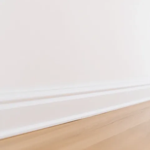 Jakie listwy przypodłogowe do krzywych ścian