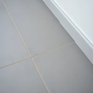 Jakie listwy przypodłogowe do szarych płytek