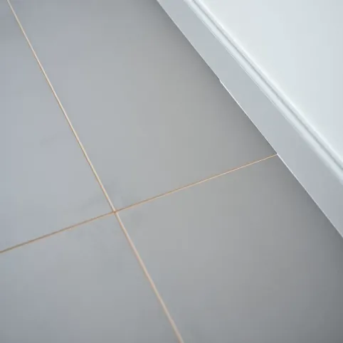 Jakie listwy przypodłogowe do szarych płytek