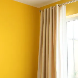 Jakie zasłony do żółtych ścian