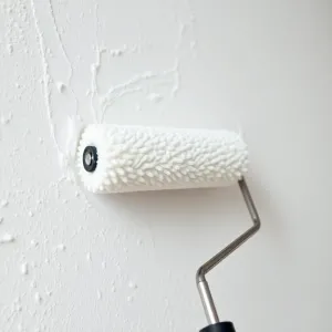 Jakim wałkiem malować nierówne ściany