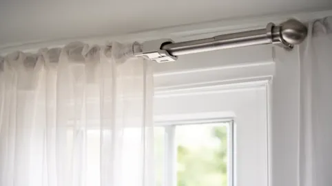 karnisz bezinwazyjny na okno