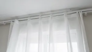 karnisz sufitowy z listwą maskującą