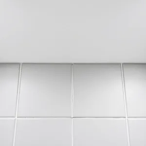 Łączenie płytek z sufitem w łazience