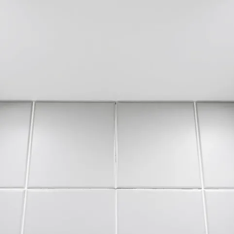 Łączenie płytek z sufitem w łazience