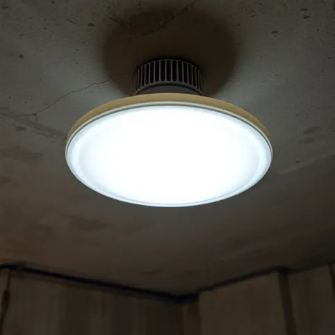 Lampa sufitowa do piwnicy