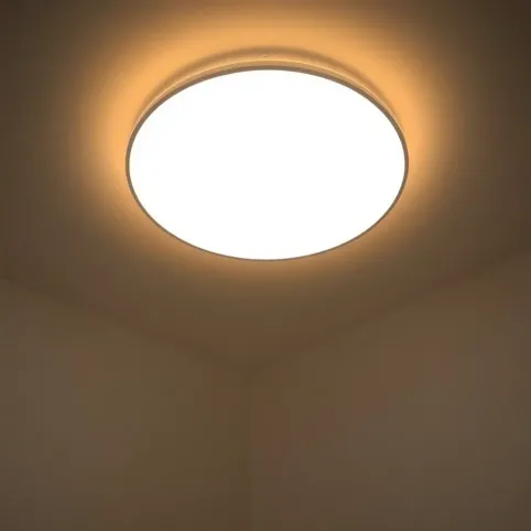 Lampa sufitowa z czujnikiem ruchu i zmierzchu