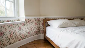 Lamperia z tapety w sypialni