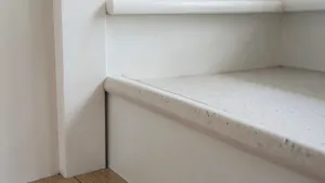 listwa wzdłuż schodów