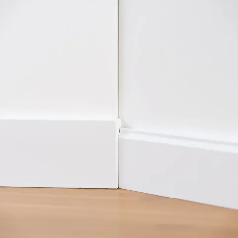 Listwy przypodłogowe na klej czy klipsy