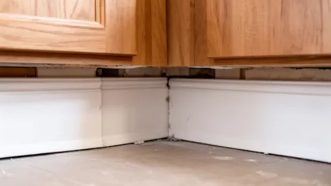 Listwy przypodłogowe za meblami kuchennymi