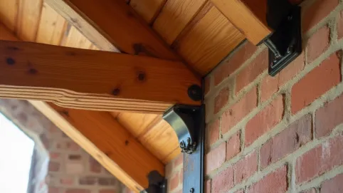 mocowanie belek drewnianych do ściany