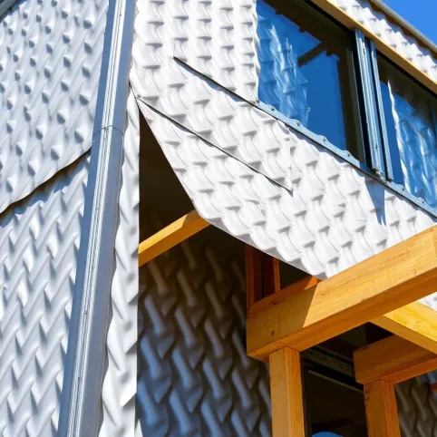 Montaż blachy trapezowej na ścianie