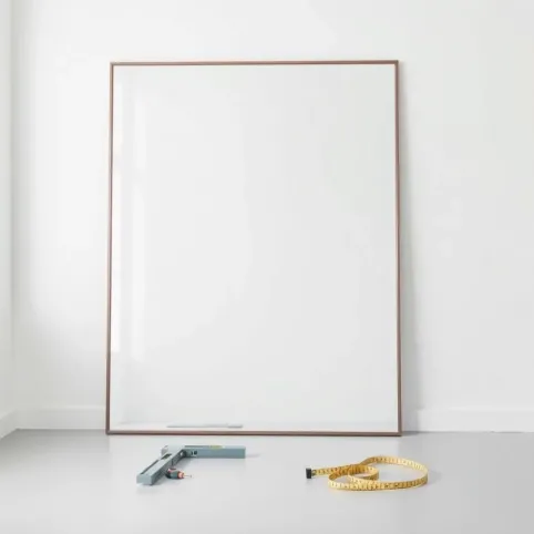 Montaż dużego lustra do ściany