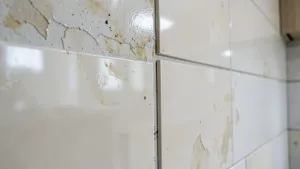 montaż płyt laminowanych na ścianie