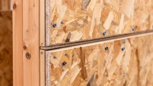 Montaż płyt OSB na ścianie