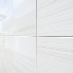 Montaż płytek na ścianie bez kleju