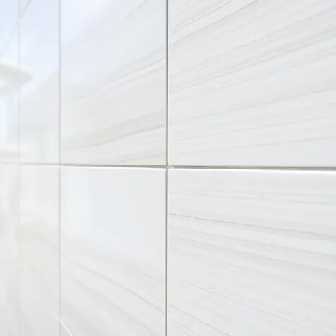 Montaż płytek na ścianie bez kleju