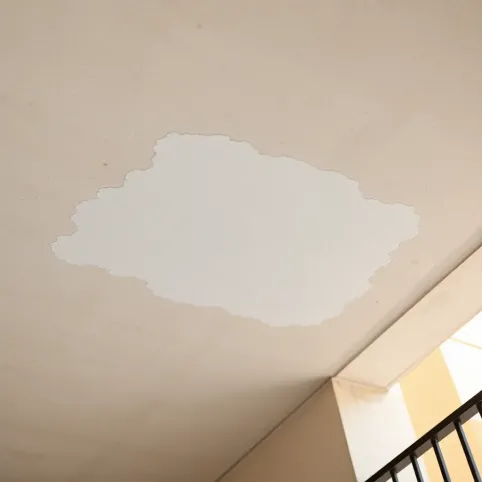 Naprawa sufitu na balkonie