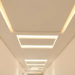 Nowoczesny sufit w przedpokoju