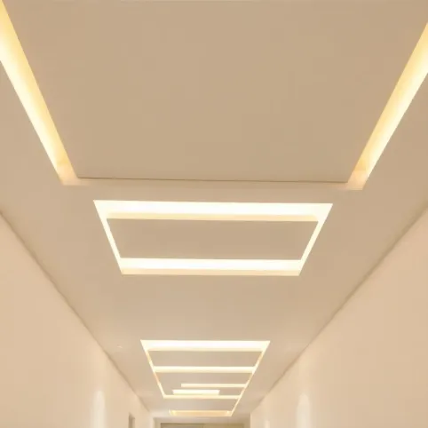 Nowoczesny sufit w przedpokoju