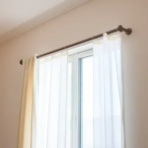 Okno przy ścianie jaki karnisz