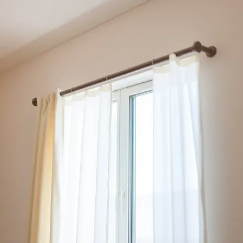 Okno przy ścianie jaki karnisz