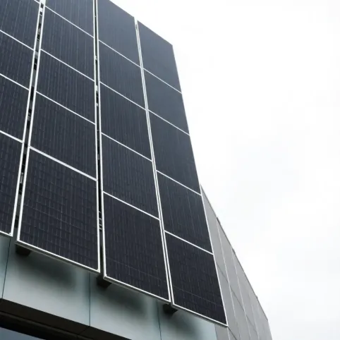 Panele fotowoltaiczne na pionowej ścianie