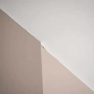 Pęknięcia na łączeniu sufitu i ściany