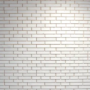 płytki w jodełkę na ścianie