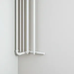 Rury centralnego ogrzewania w ścianie