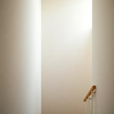 Ścianą między mieszkaniem a klatka schodowa