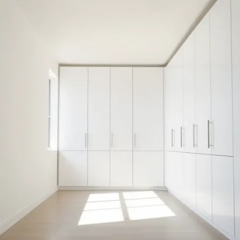 Szafki pod sufitem w pokoju