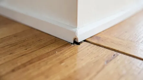 szczelina między listwą a podłogą
