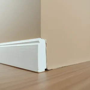 Szpara między listwą a ścianą