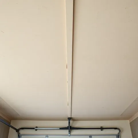 Tani sufit w garażu