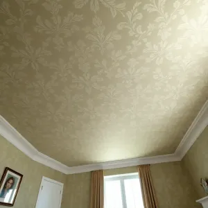 Tapeta na suficie w salonie