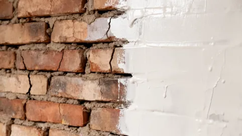 Tynkowanie starej ściany z cegły