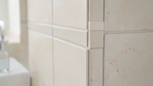 układanie płytek bez kleju na ścianie