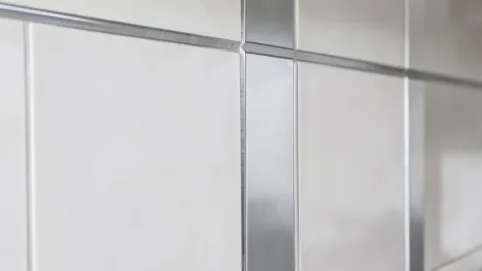 Wykończenie płytek listwami