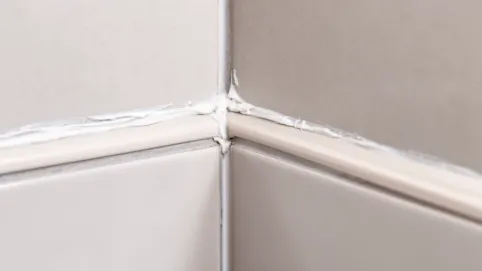 Wykończenie płytek przy ścianie