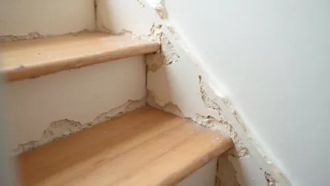 Wykończenie schodów przy ścianie