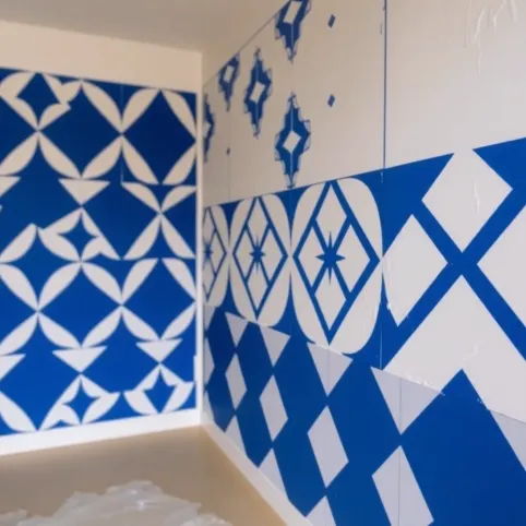 Wzory na ścianie malowane farbą