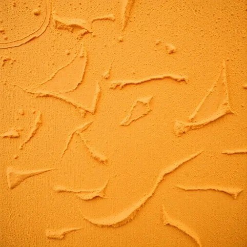 Wzory na ścianie robione gąbką