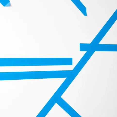 Wzory na ścianie z taśmy malarskiej