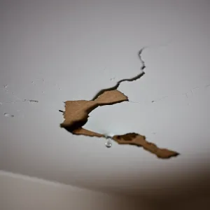 Zalany sufit co zrobić